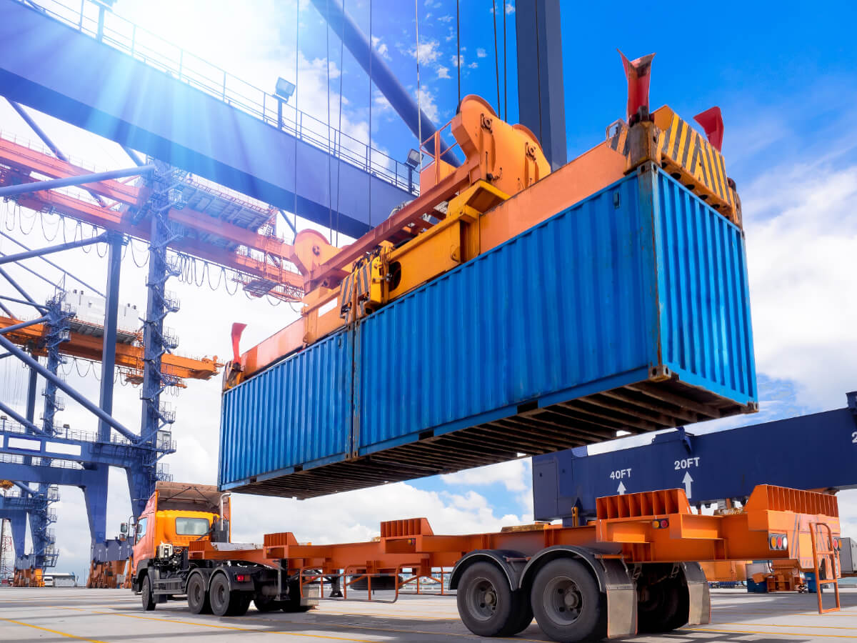 overseas-container-unloading